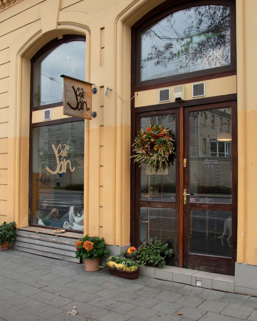 Café Jan: attractive exterior of the cafe