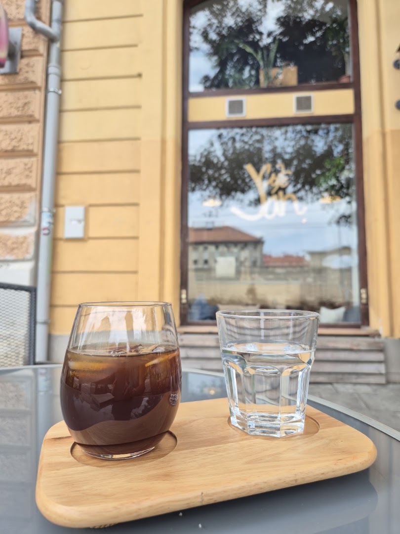 Café Jan: appealing shot of cafe drinks