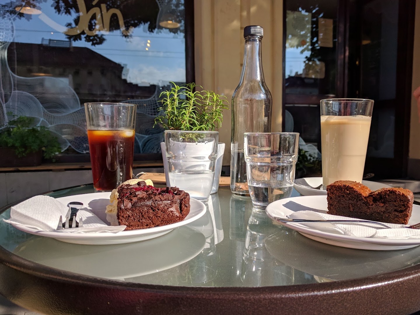 Café Jan: appealing breakfast table setting