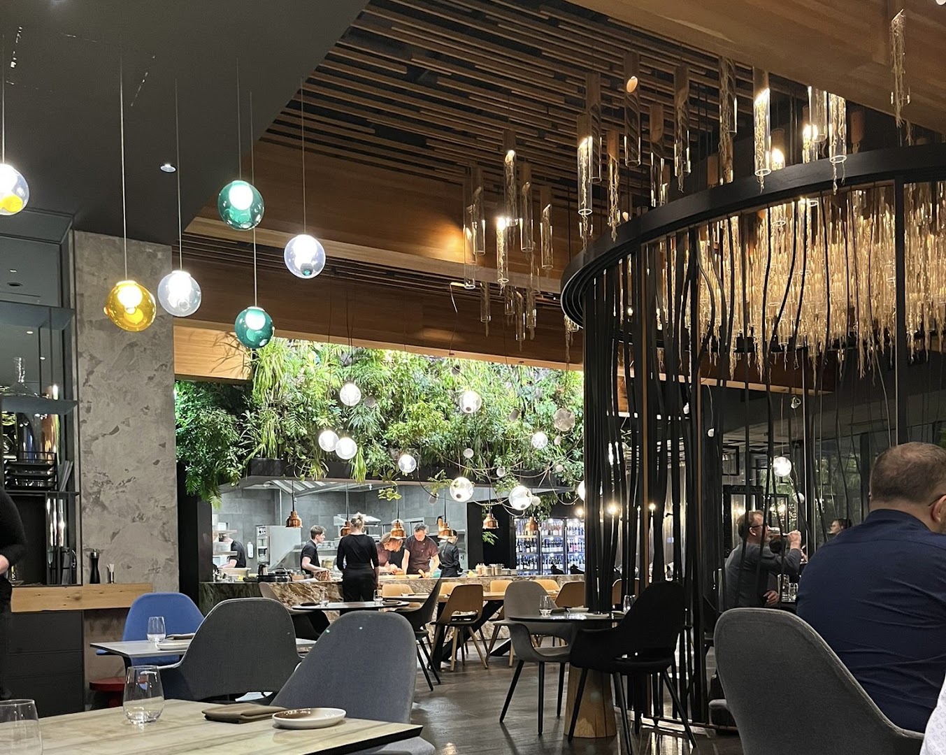 Entrée: high quality interior atmosphere shot