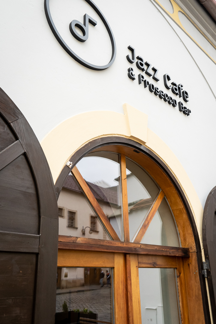 Jazz Fresh Café: clear professional exterior shot