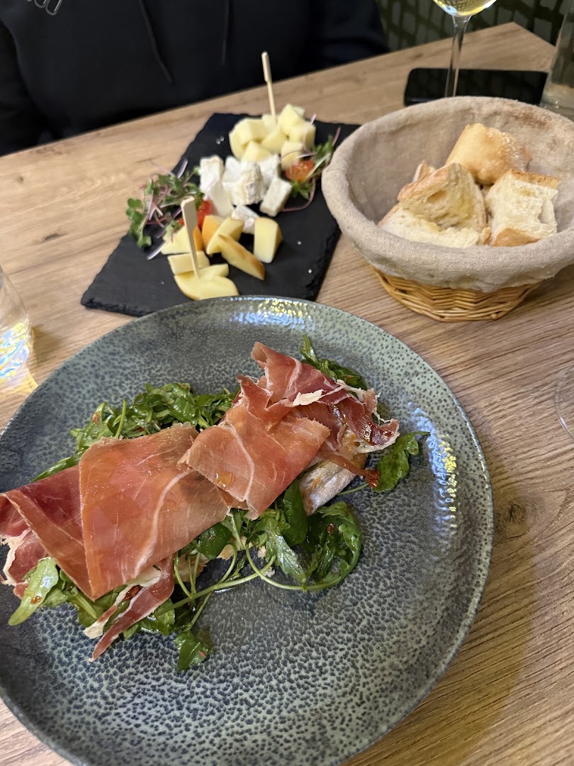 VINOSFERA: appetizing photo of served food