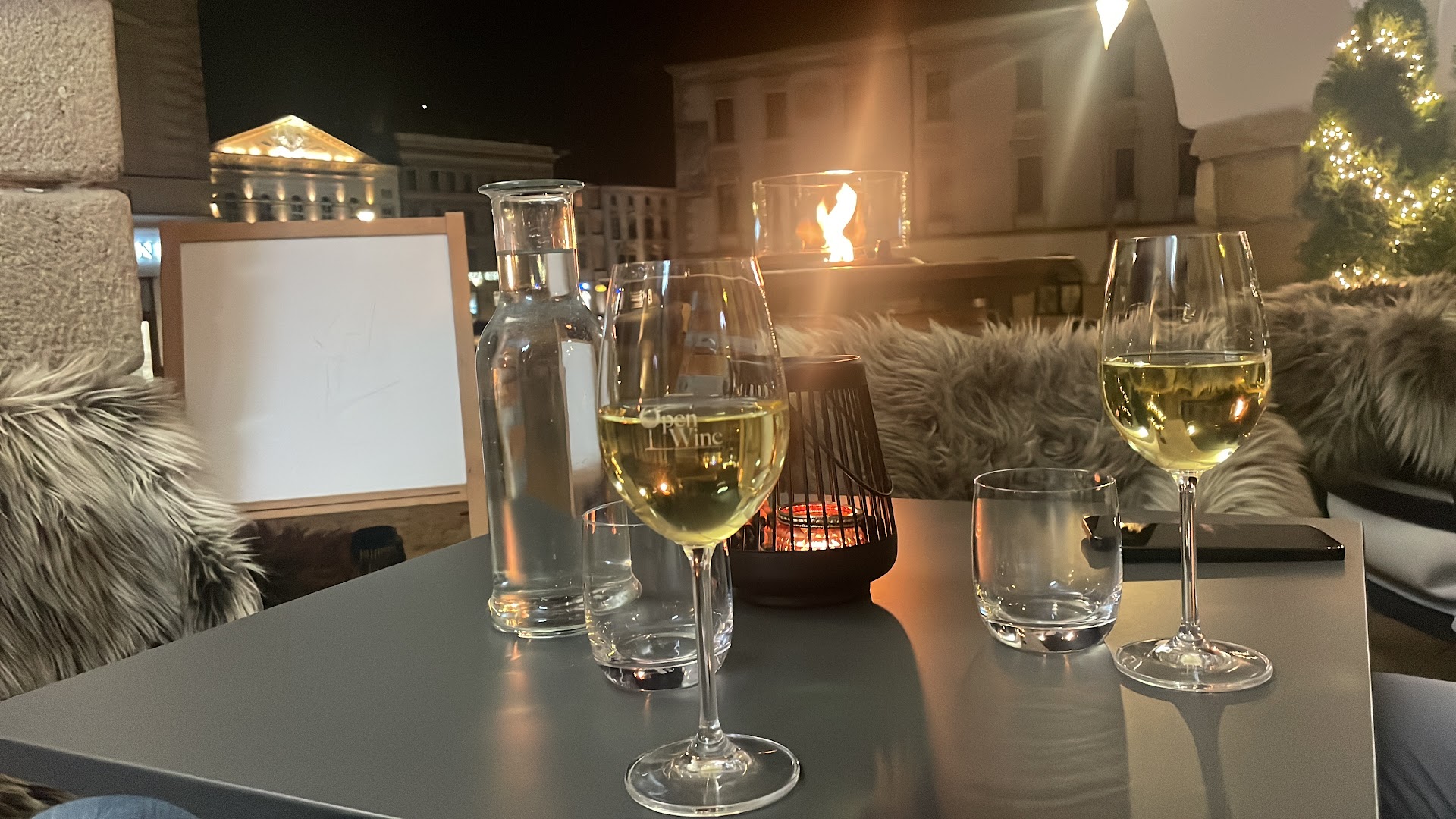 VINOSFERA: inviting atmosphere with wine glasses