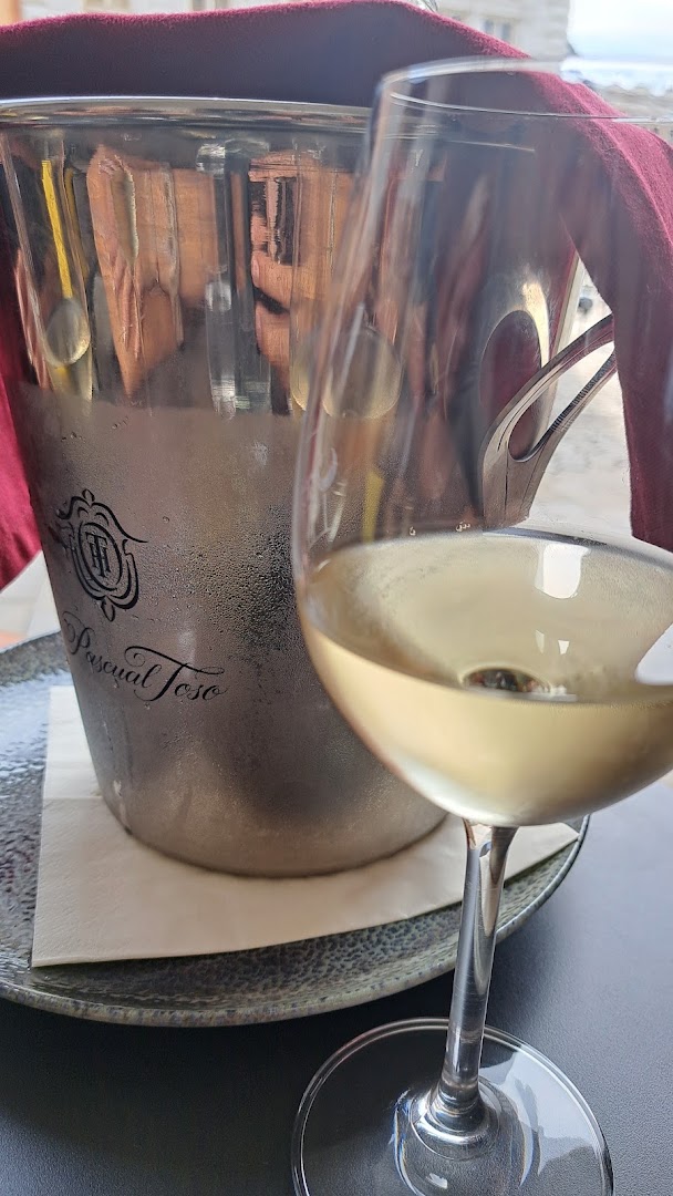 VINOSFERA: appealing photo of wine service