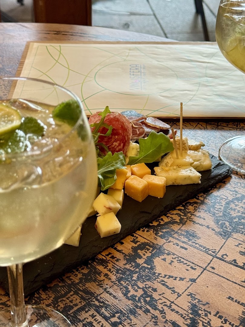 VINOSFERA: appetizing food and drink presentation