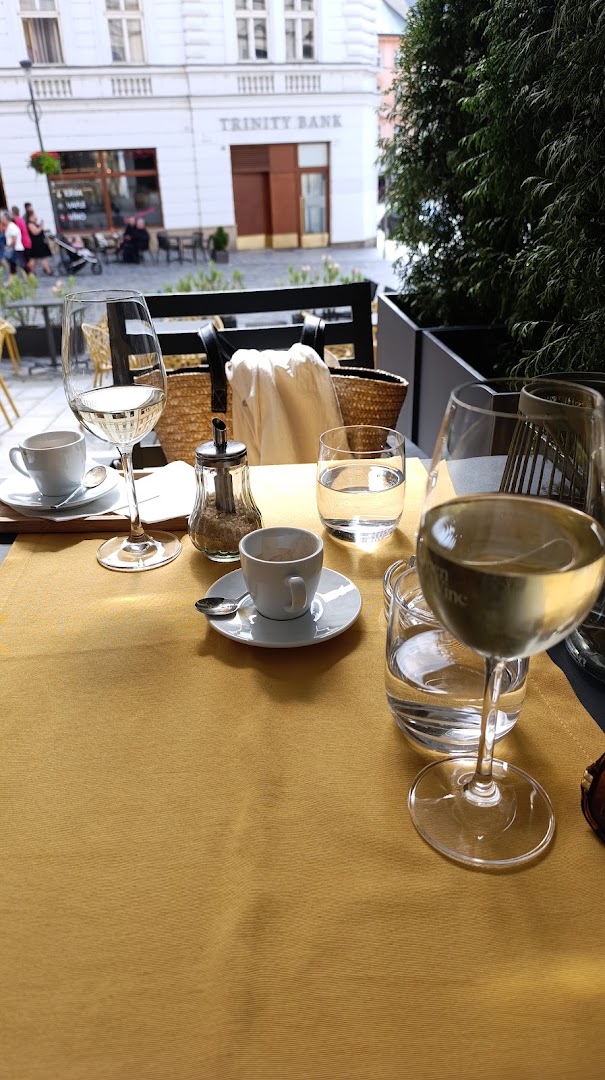 VINOSFERA: inviting terrace atmosphere with drinks