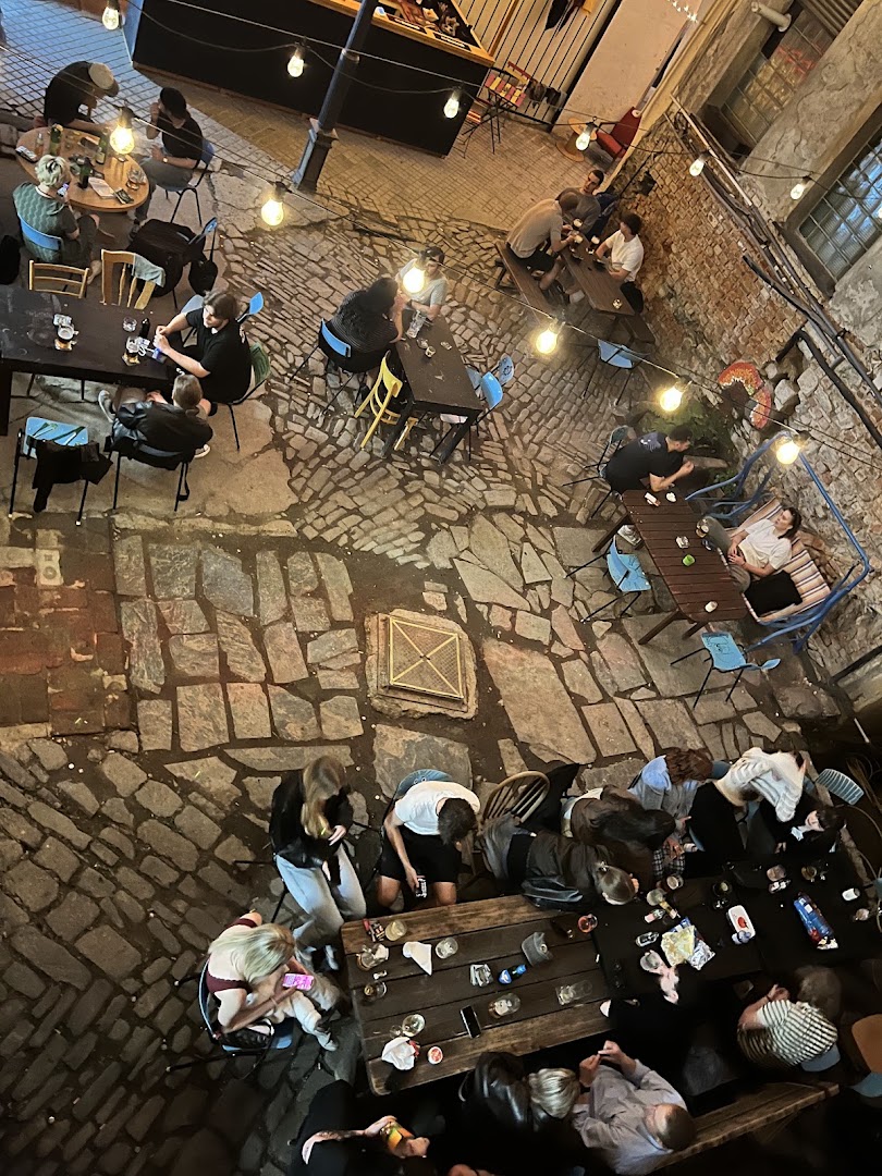 Vnitro: venue atmosphere and layout