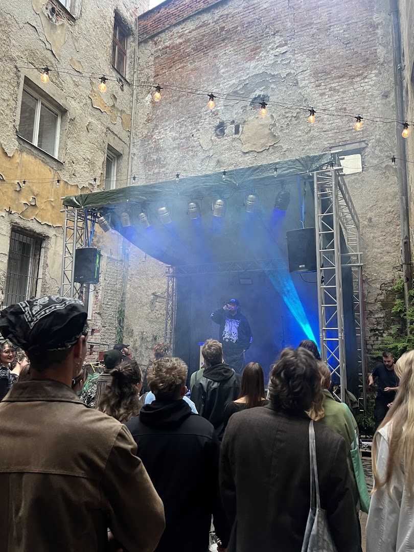Vnitro: venue atmosphere and event