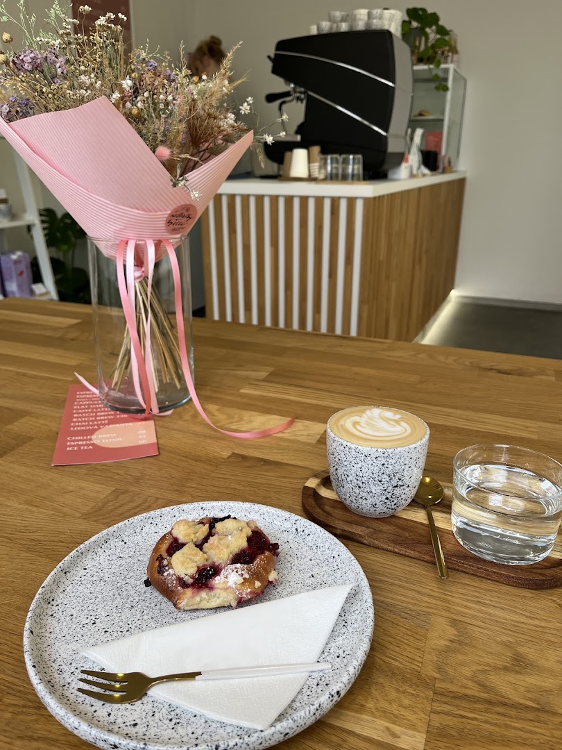 Essko: appealing photo of coffee and pastry