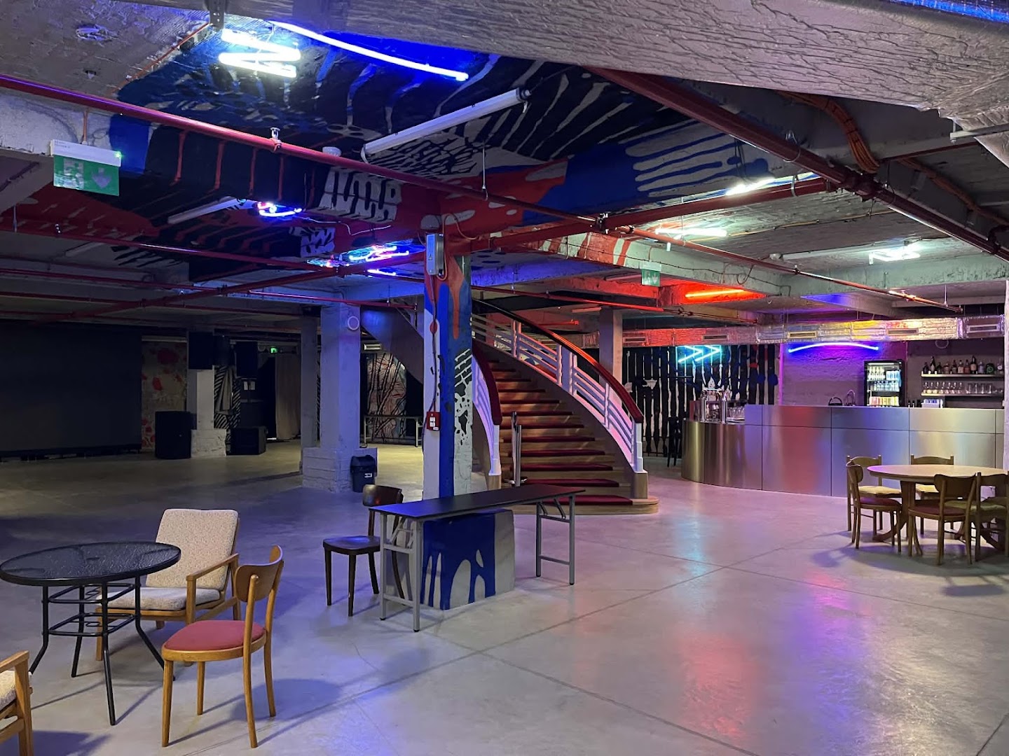 Etáž: clear shot of venue interior