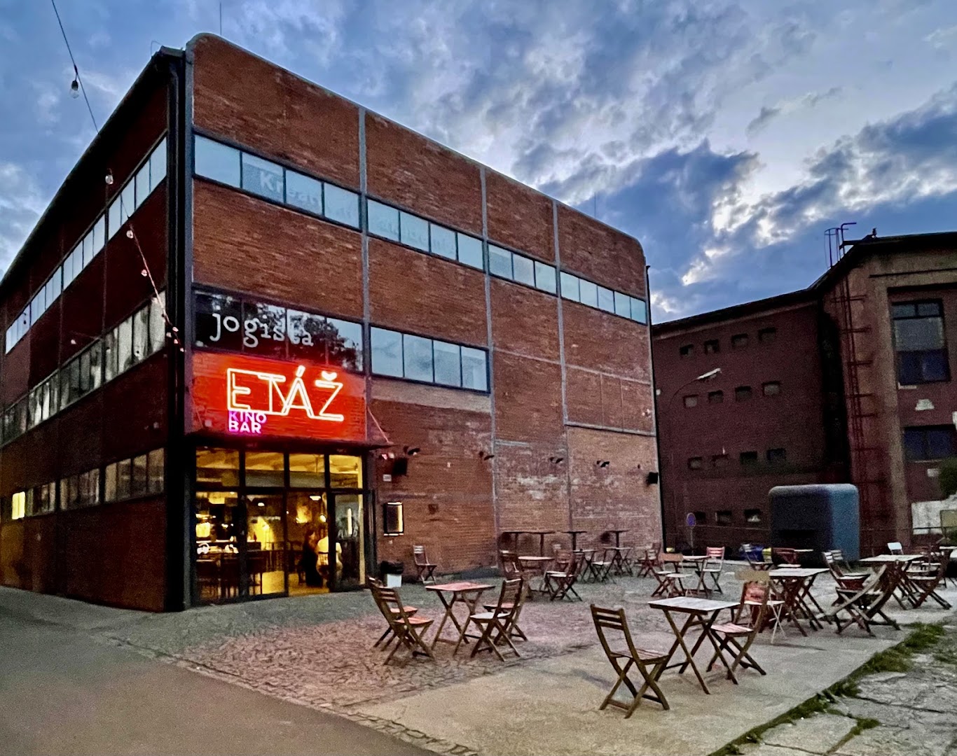 Etáž: attractive exterior shot of venue