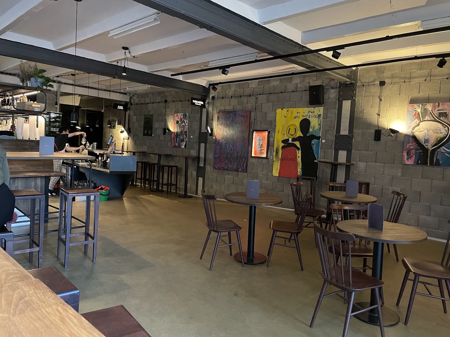 Etáž: clear view of venue interior