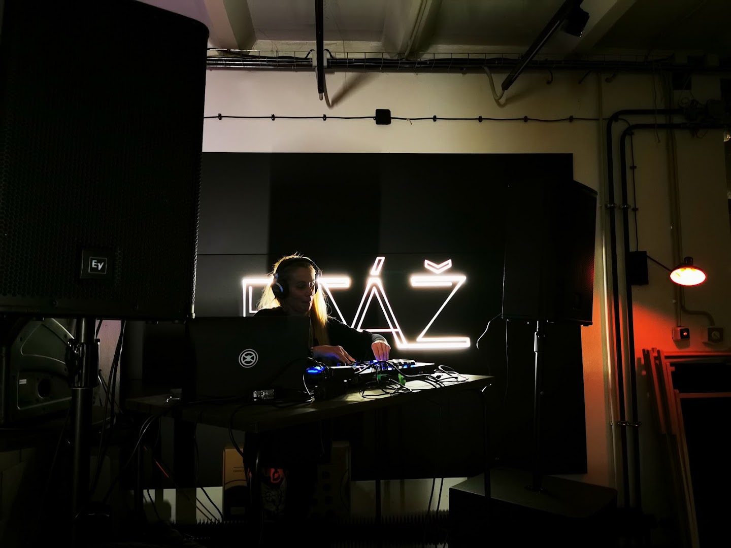 Etáž: venue atmosphere and DJ