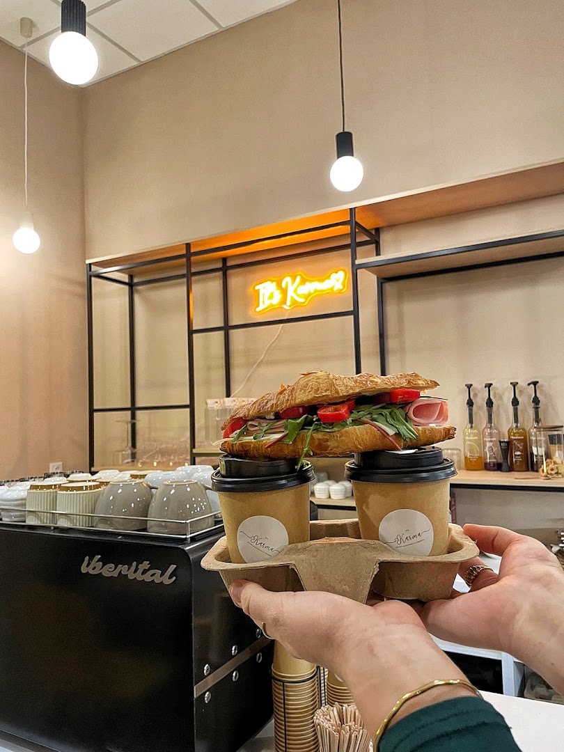 It's Karma Café: appetizing food and drink presentation