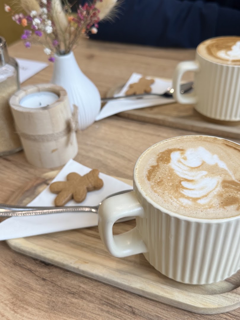It's Karma Café: appealing photo of coffee drinks
