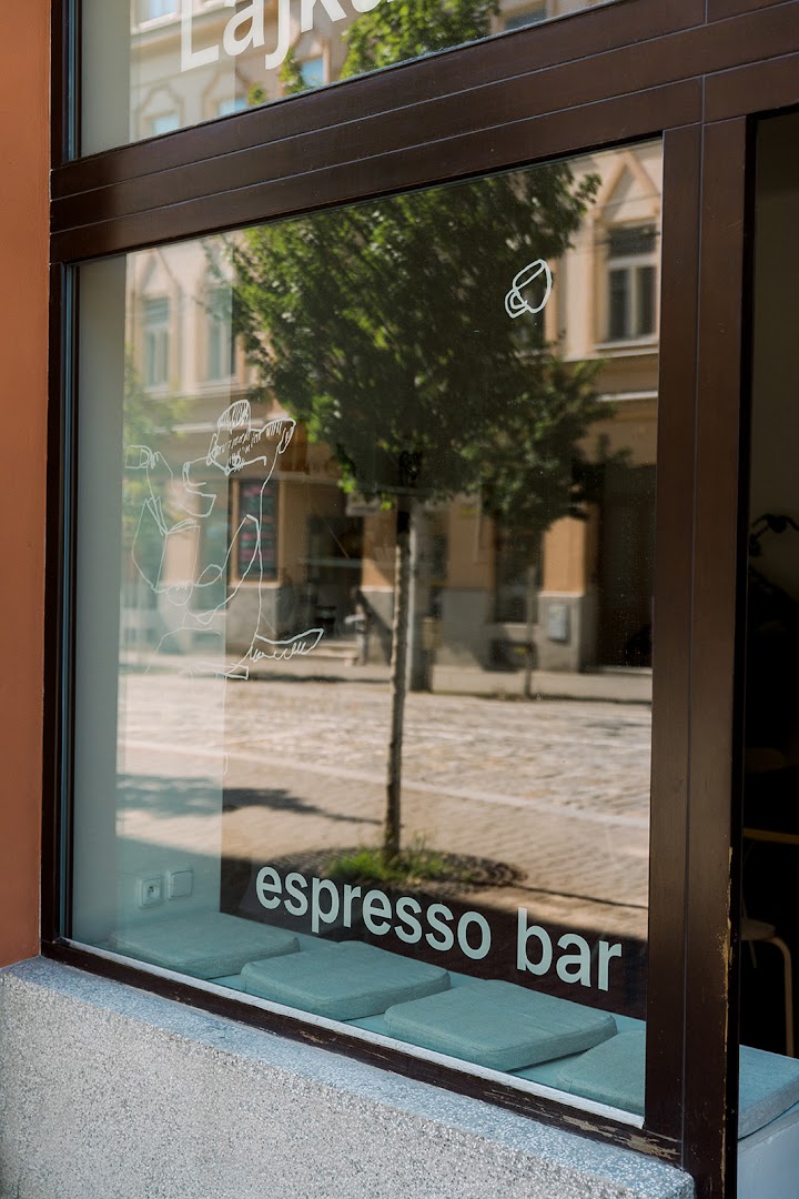 Lajka žije: clear, professional shot of storefront