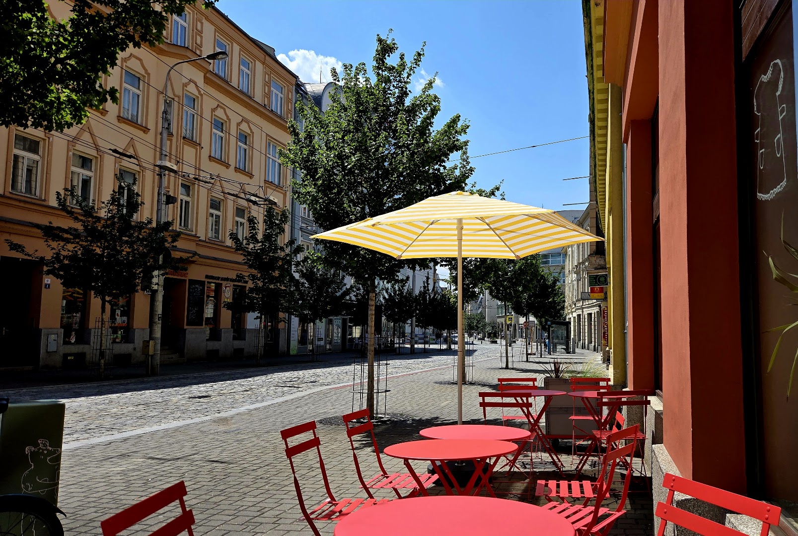 Lajka žije: inviting terrace and street view