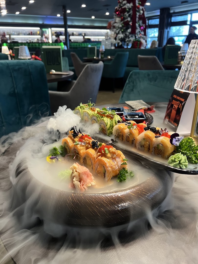 Louis Fusion Restaurant: appetizing food presentation and atmosphere