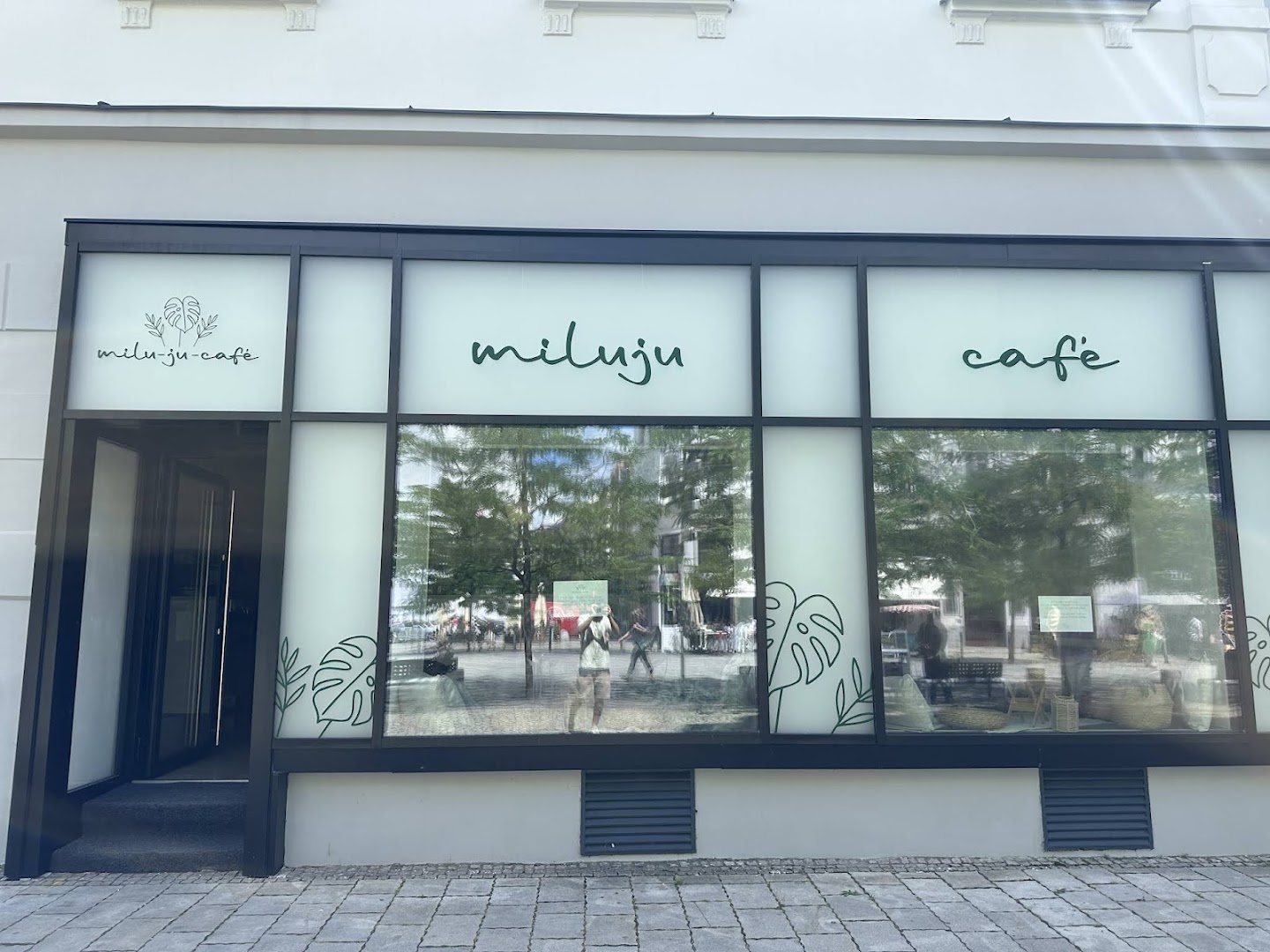 miluju cafe: clear photo of venue exterior