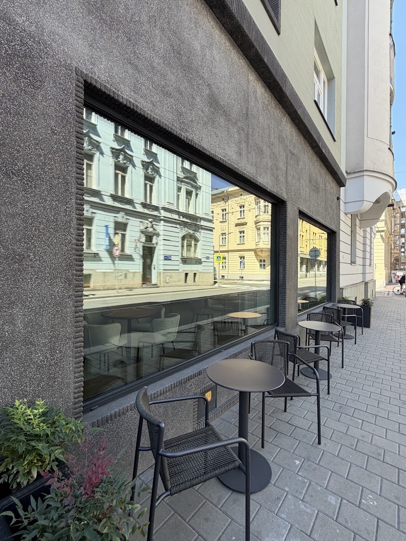 Sip&Dip: clear exterior shot of terrace