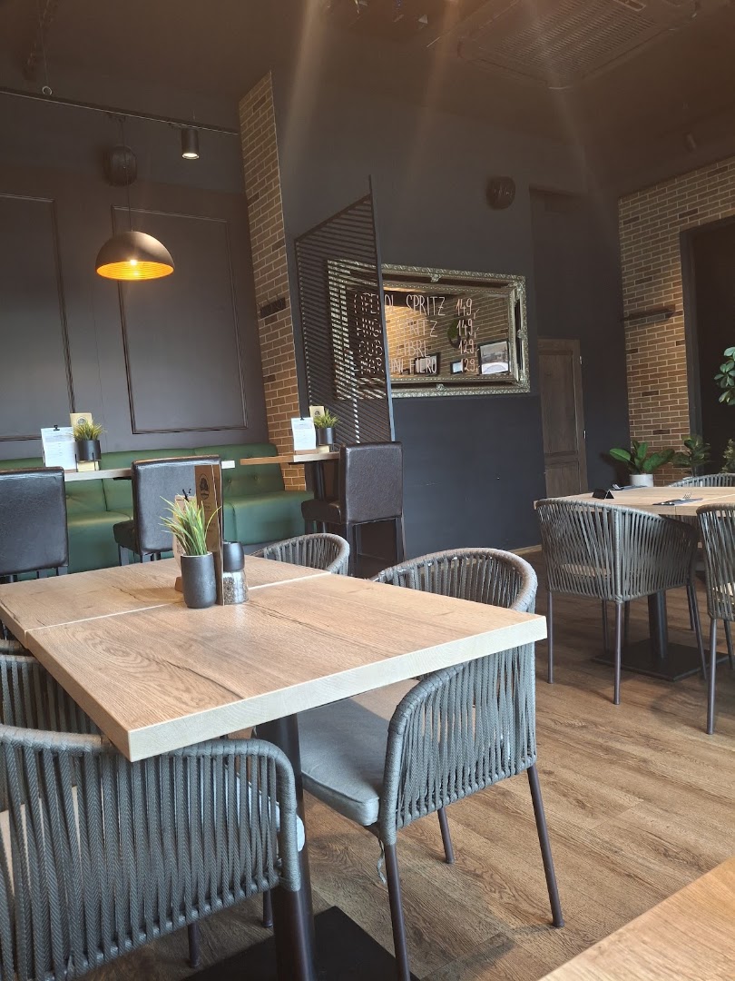 The Manor Pub: clear, inviting interior atmosphere