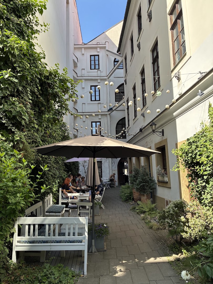 Orient Coffee: inviting and pleasant outdoor seating