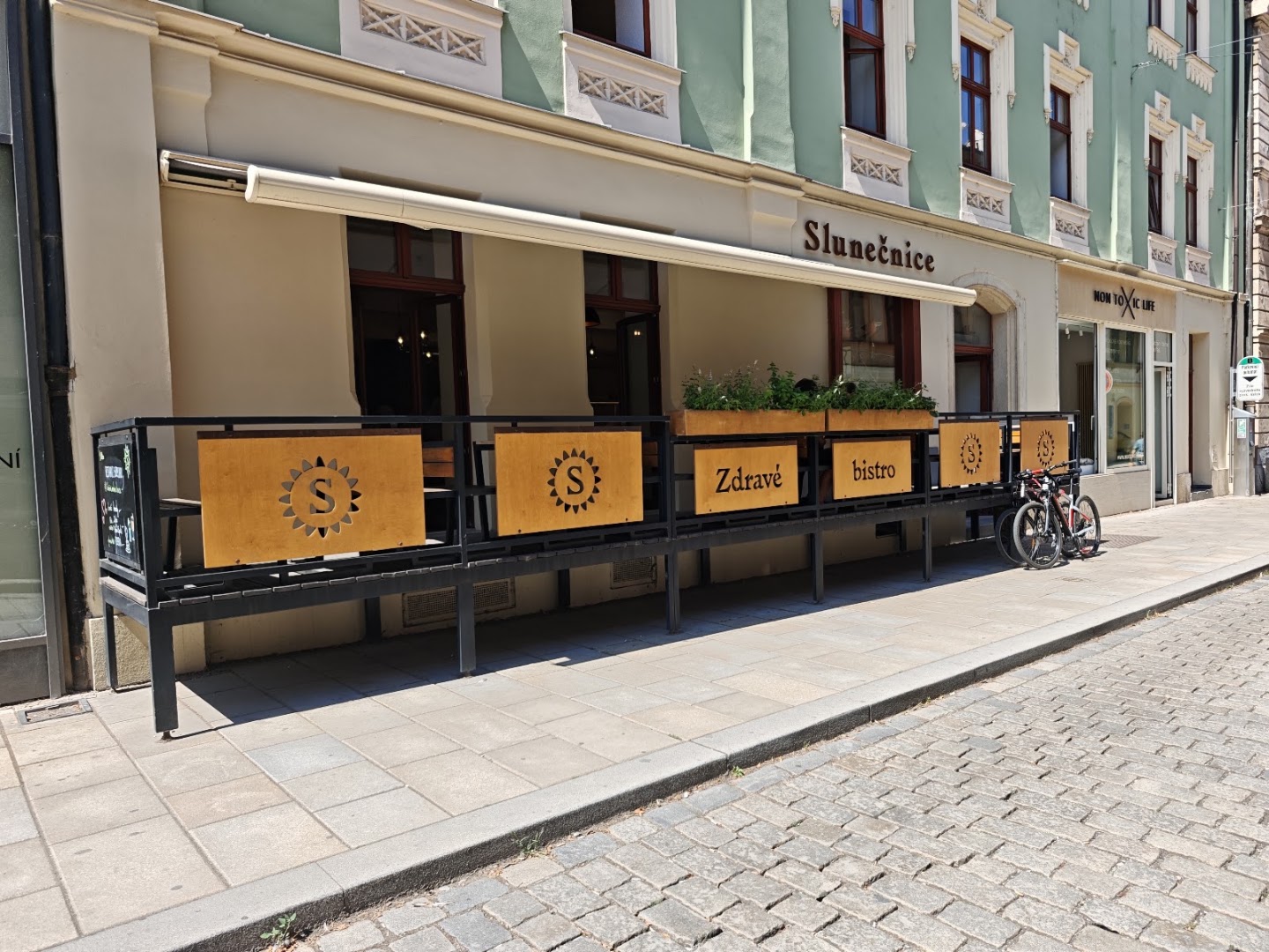 Slunečnice: clear photo of restaurant exterior