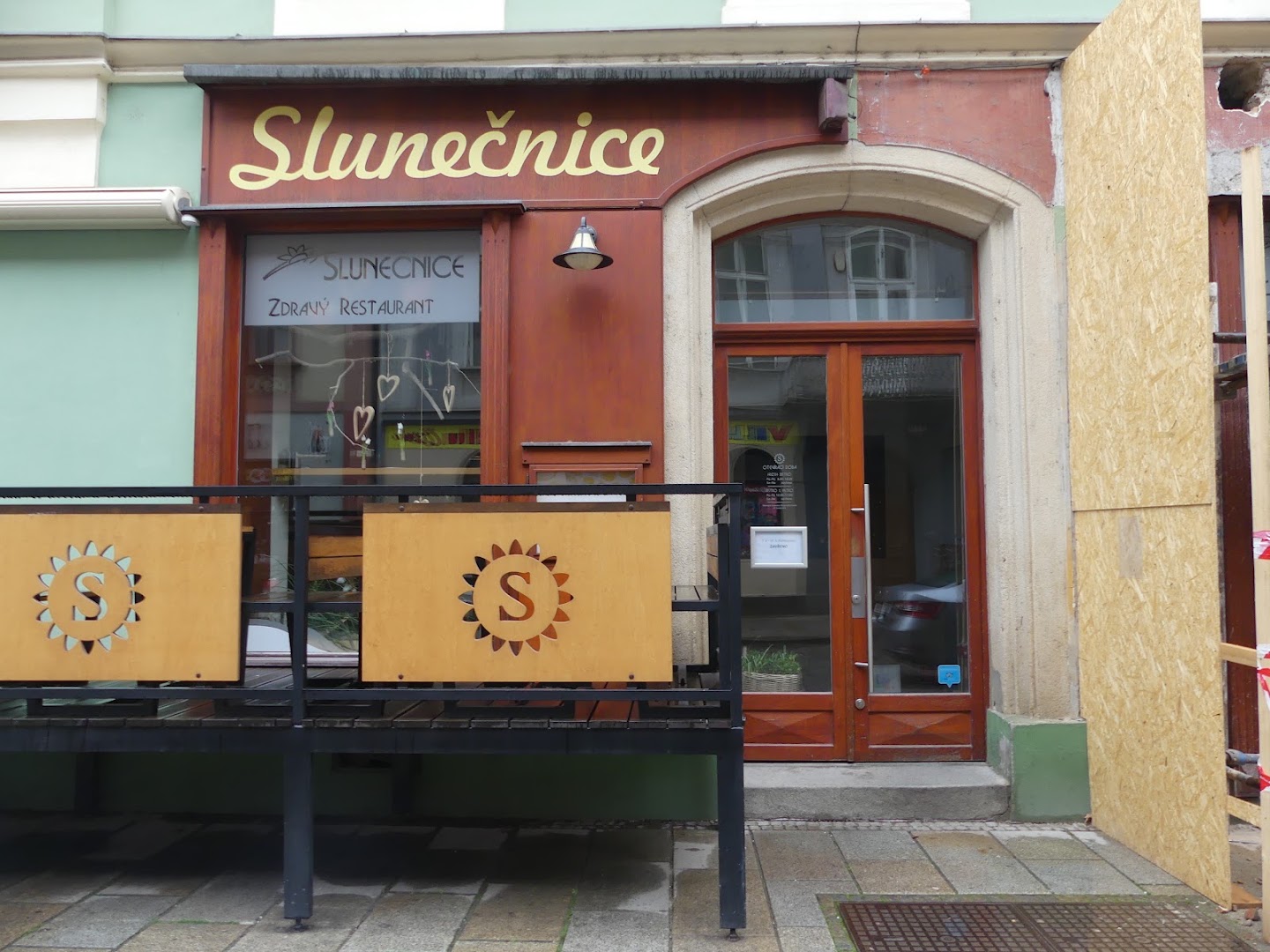 Slunečnice: clear exterior shot of restaurant