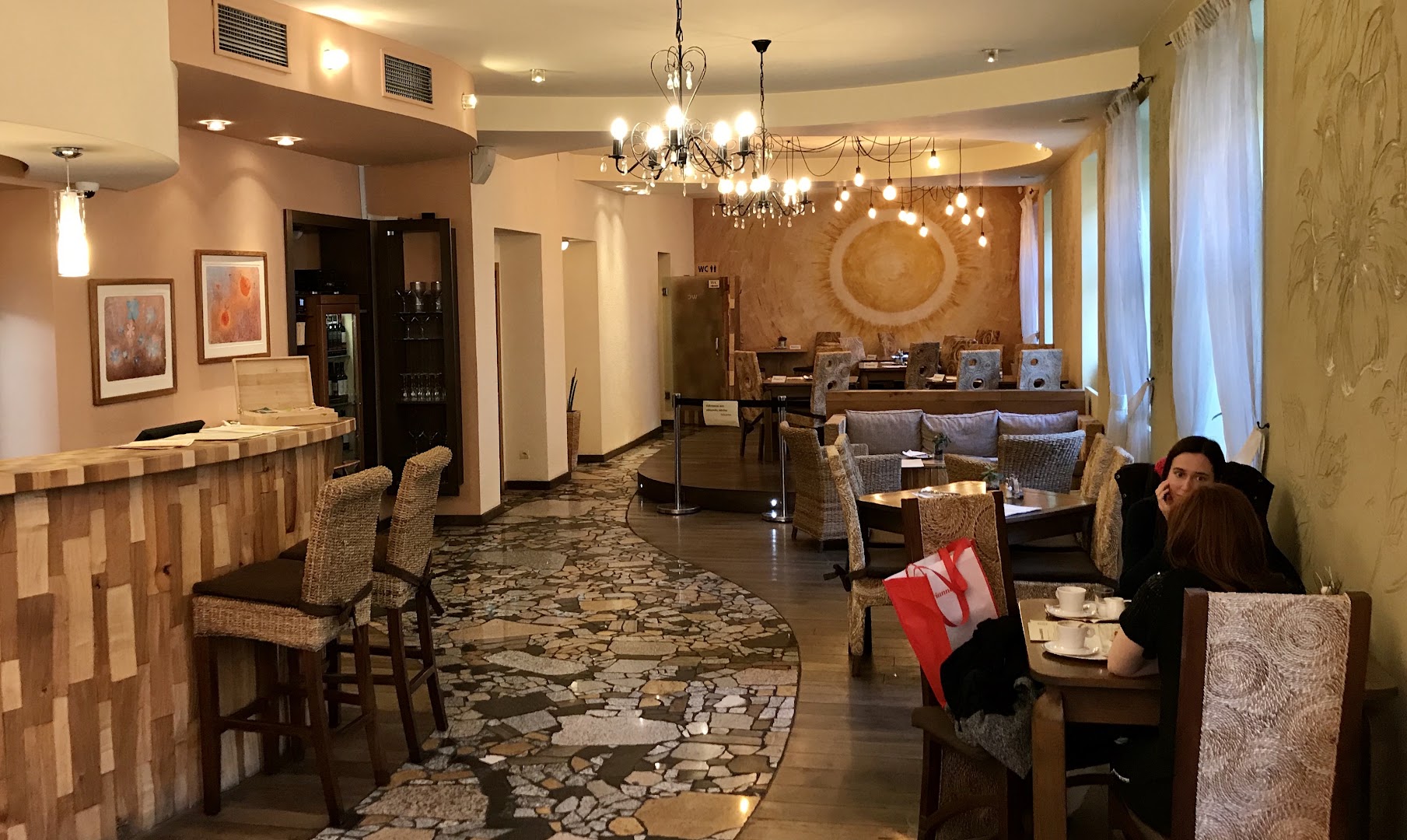 Slunečnice: clear photo of restaurant interior