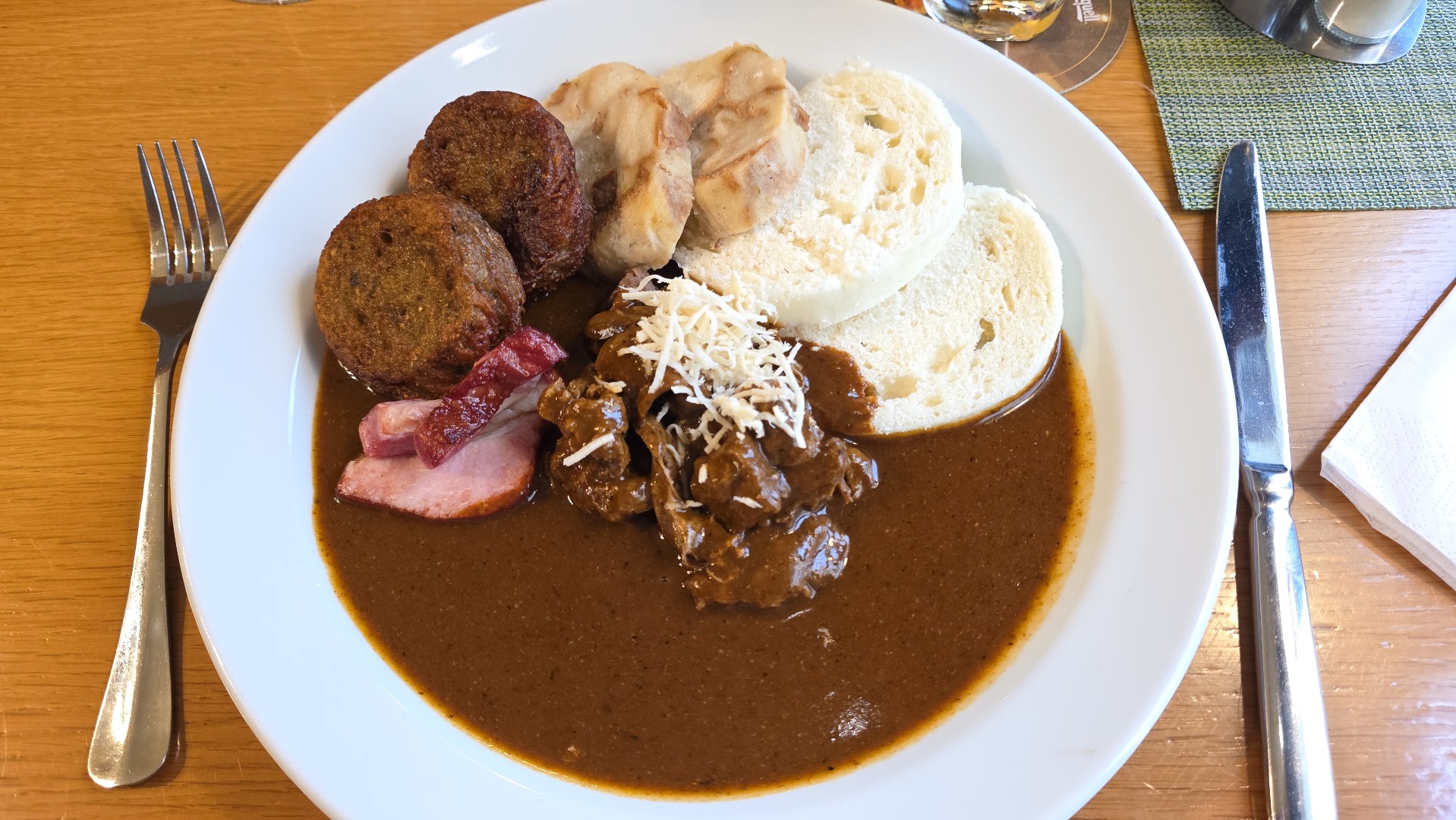 Restaurace U Mansfelda: appetizing photo of restaurant meal