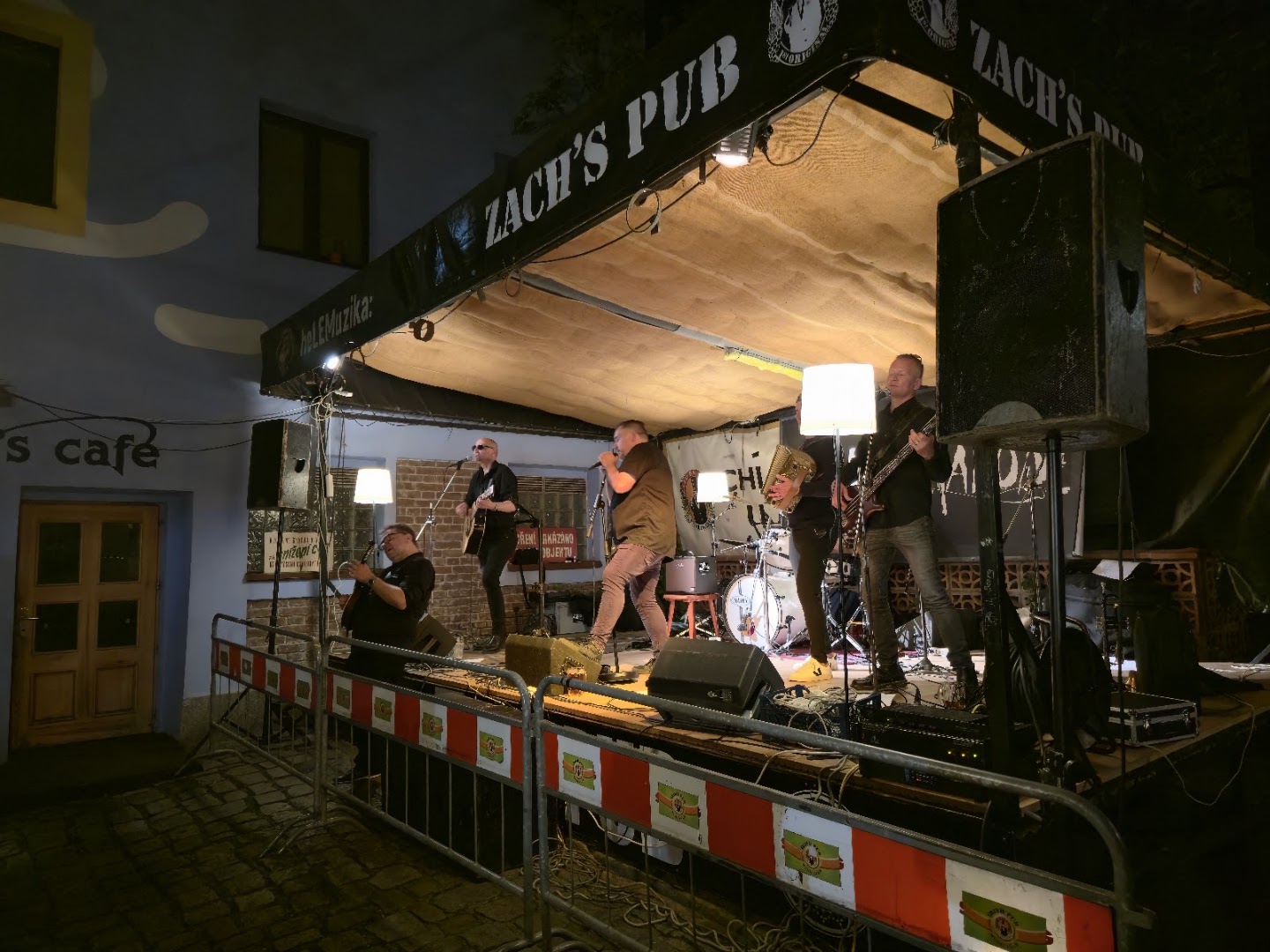 Zach's Pub: live music atmosphere well