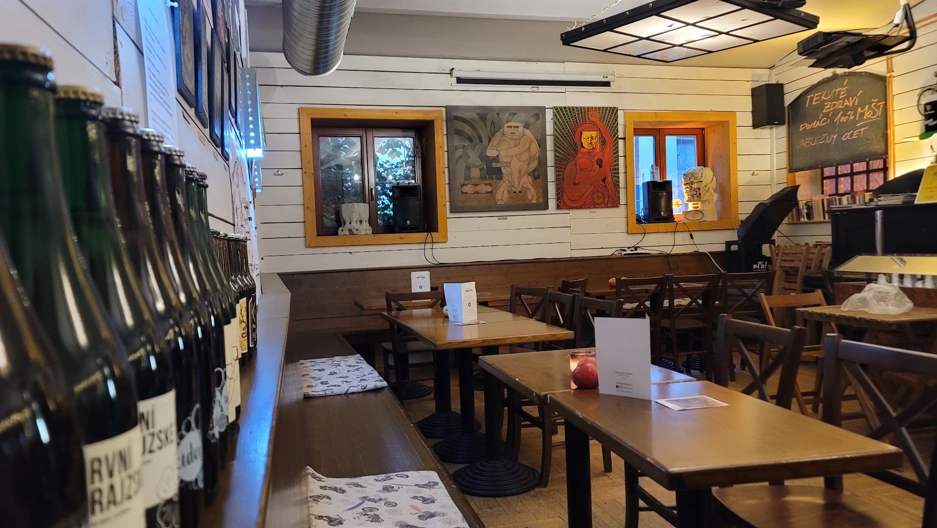 Zach's Pub: clear shot of venue interior