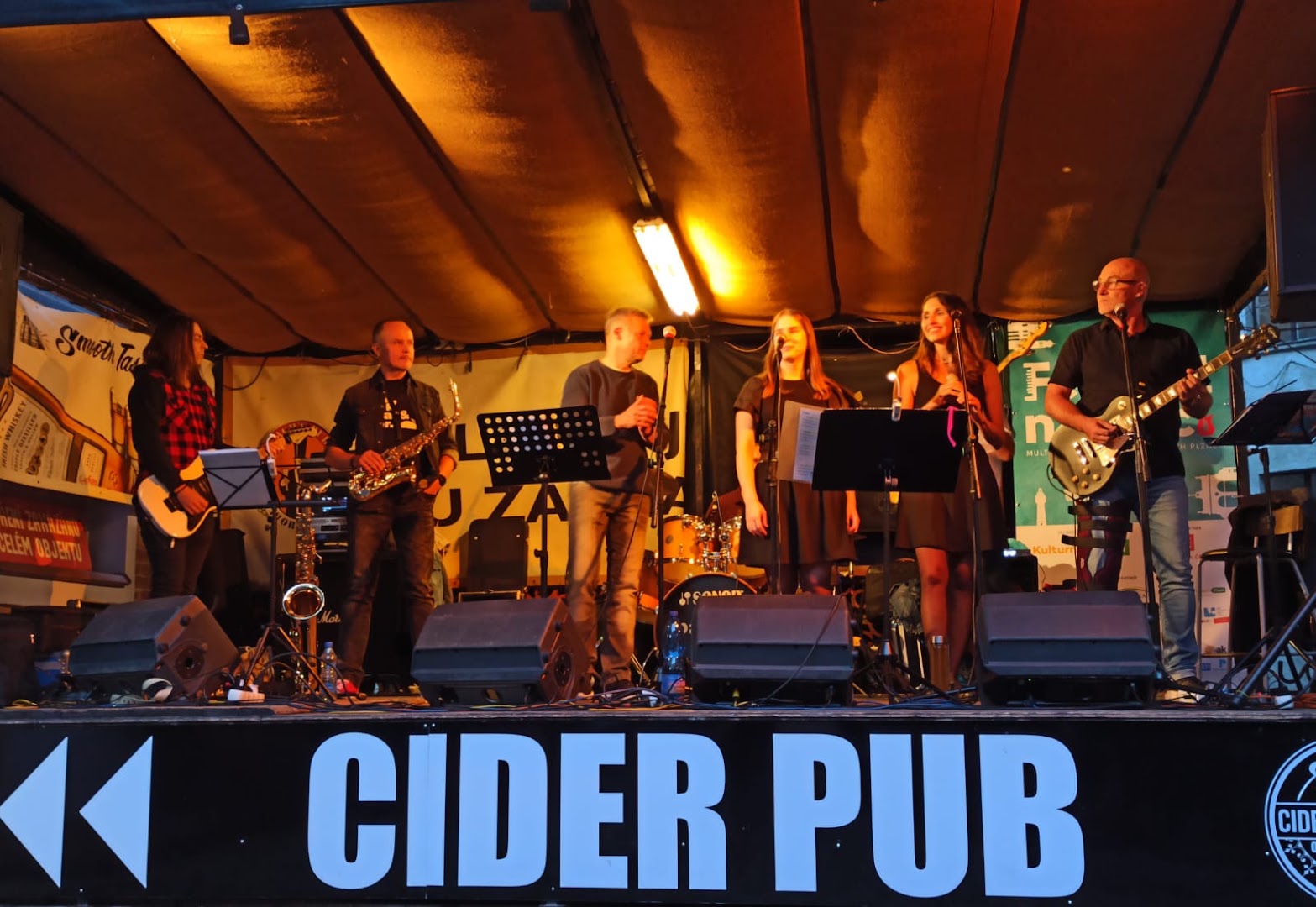 Zach's Pub: live music atmosphere well