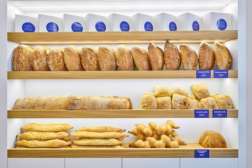 55 Bakery: professional display of bakery products