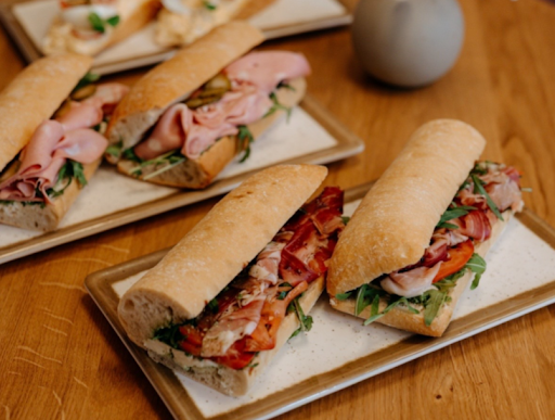 Café Revoluční: appetizing, high-quality food photography