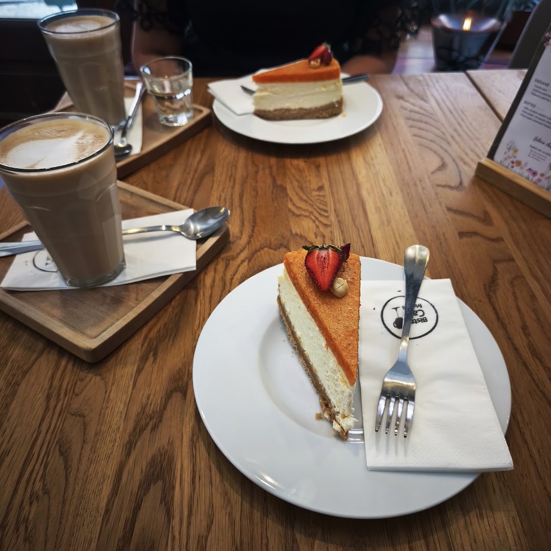 Bistro Café Friends: appetizing food and drink presentation