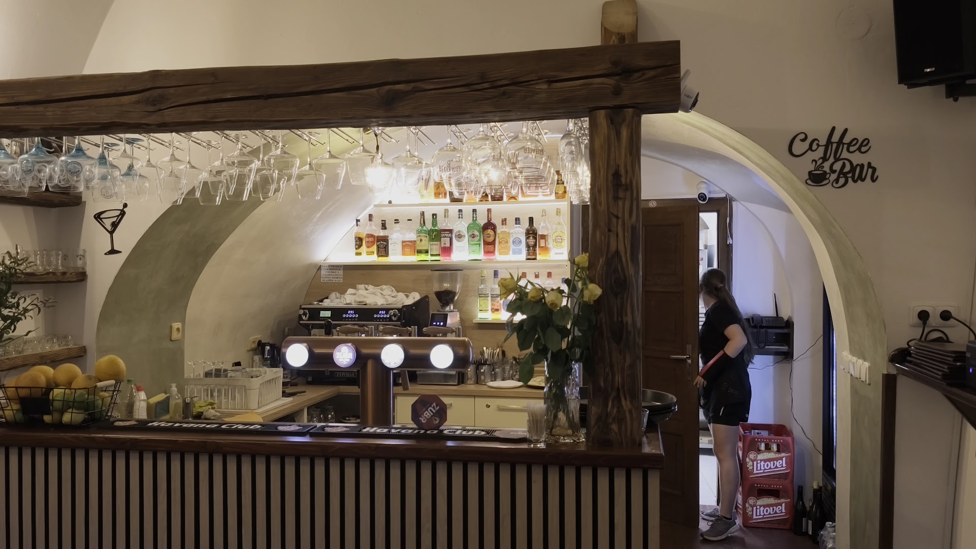 MiMo café bar & bistro: clear view of venue interior