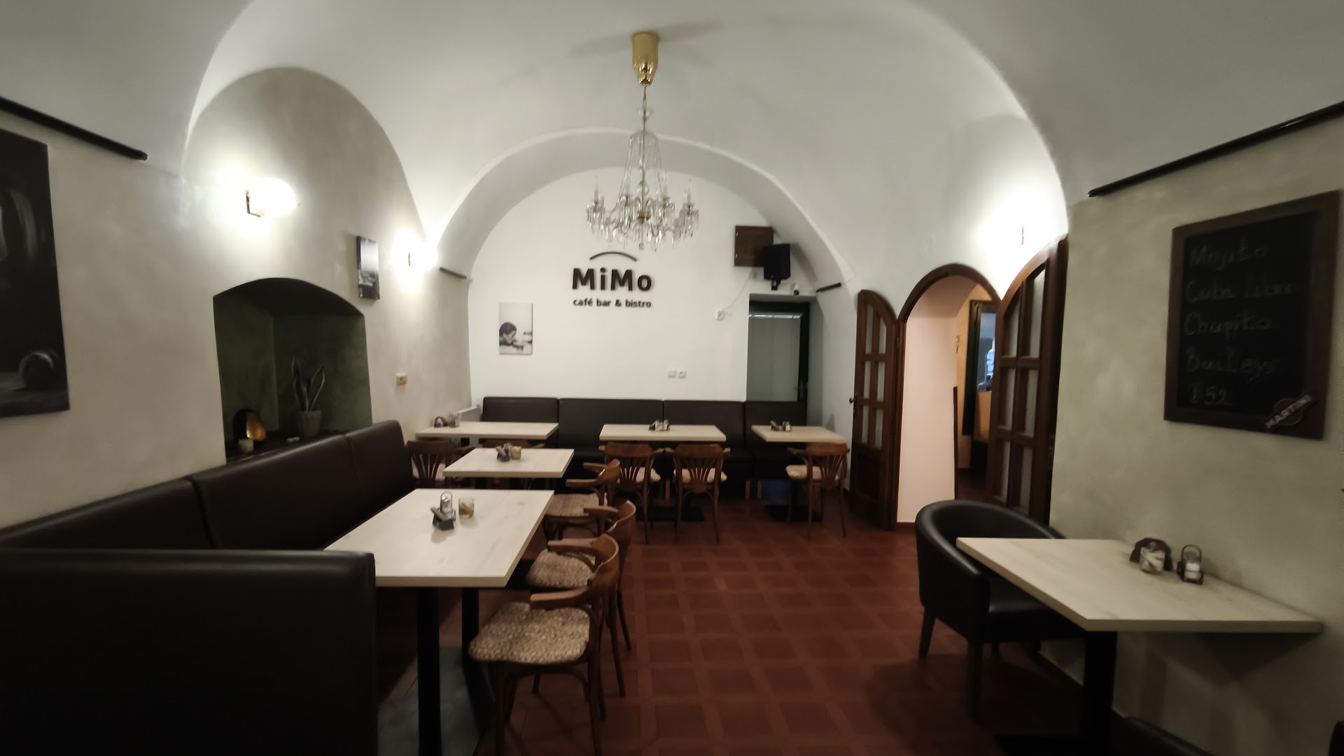 MiMo café bar & bistro: clear view of restaurant interior