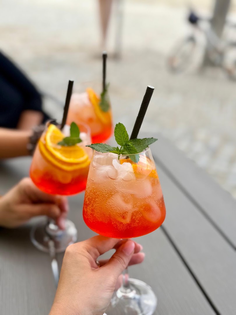MiMo café bar & bistro: appealing, high-quality drink photography