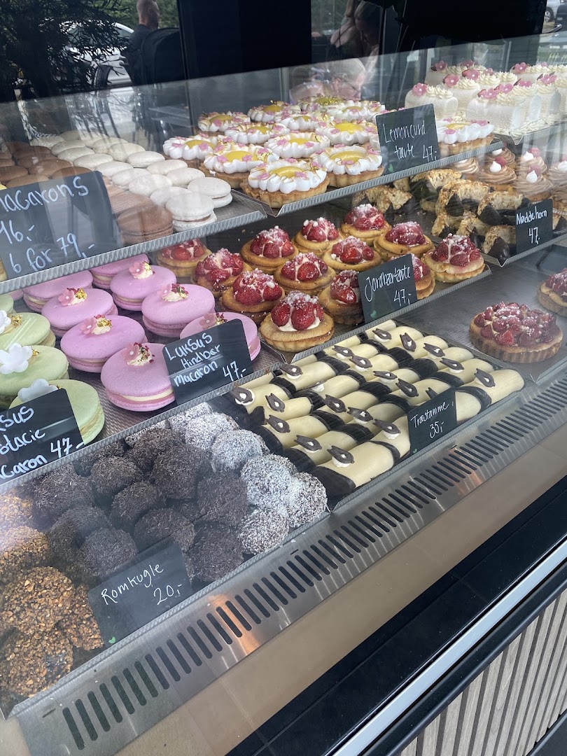 Grøn Bakery & Café: appetizing display of fresh pastries