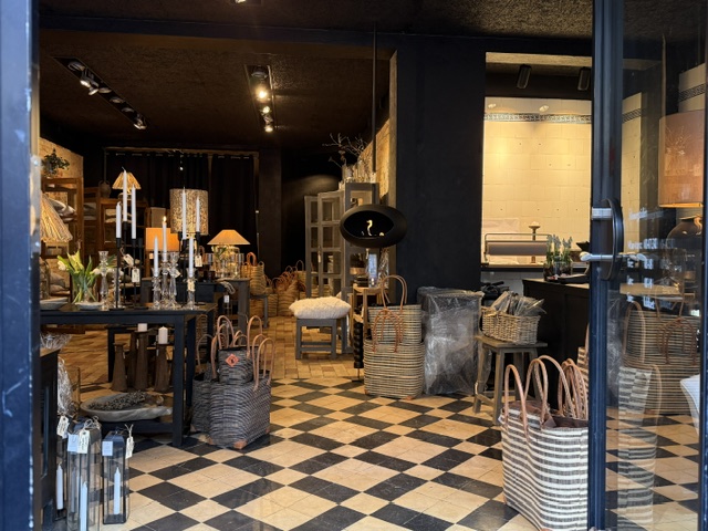 ByMejls: clear, inviting shop interior view