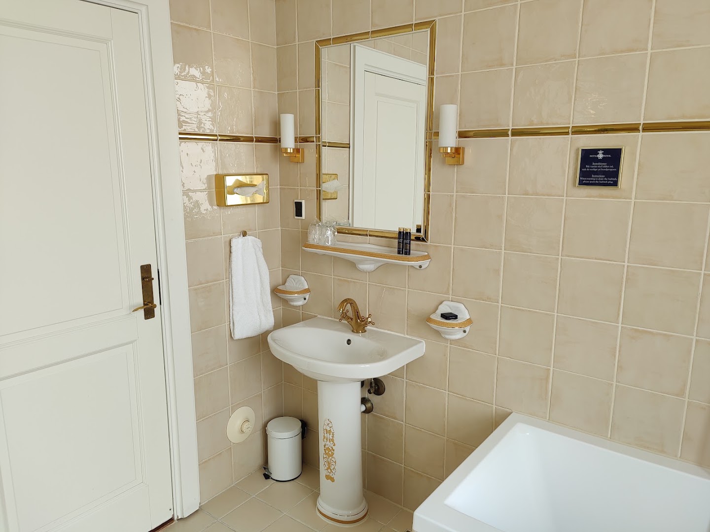 Hotel Royal: clean, professional hotel bathroom photo