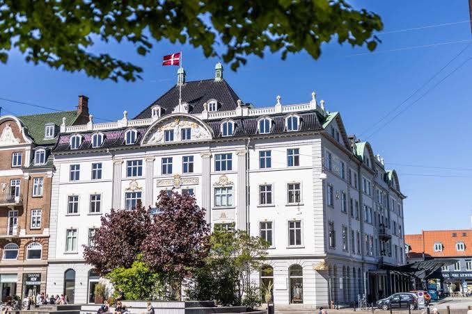 Hotel Royal: professional exterior shot of hotel
