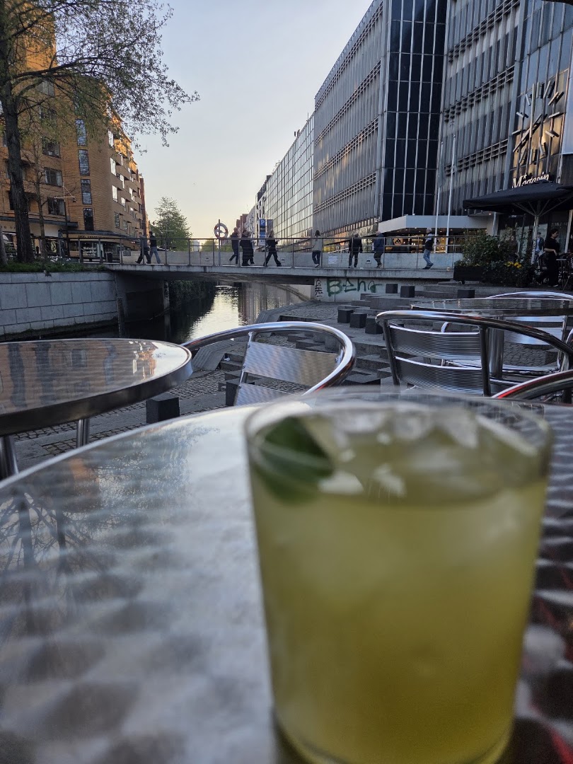 JOJO: inviting atmosphere and drink shot