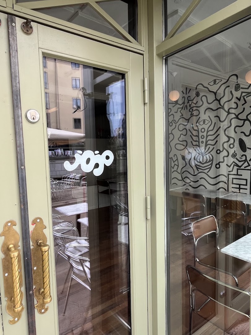 JOJO: clear, inviting view of interior