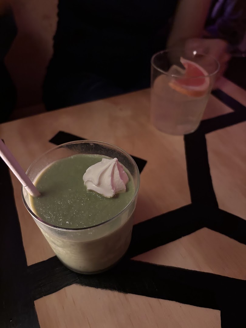 JOJO: clear photo of bar drinks