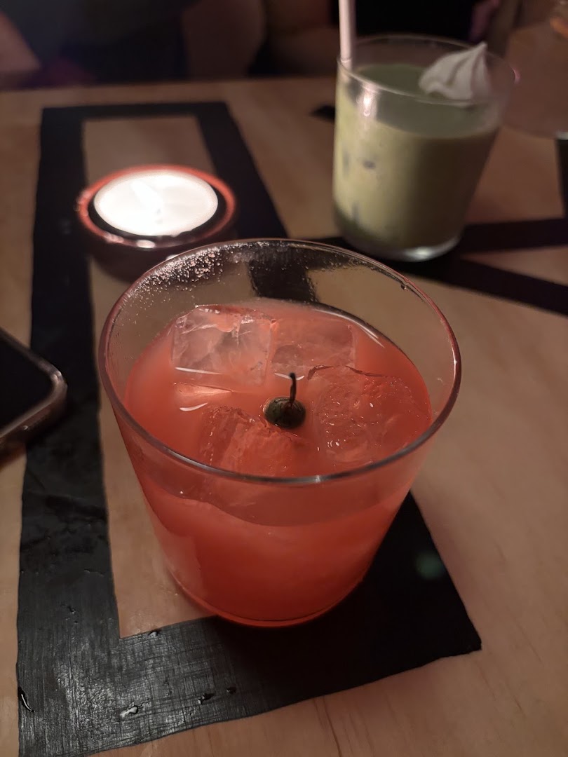 JOJO: appealing photo of bar drinks