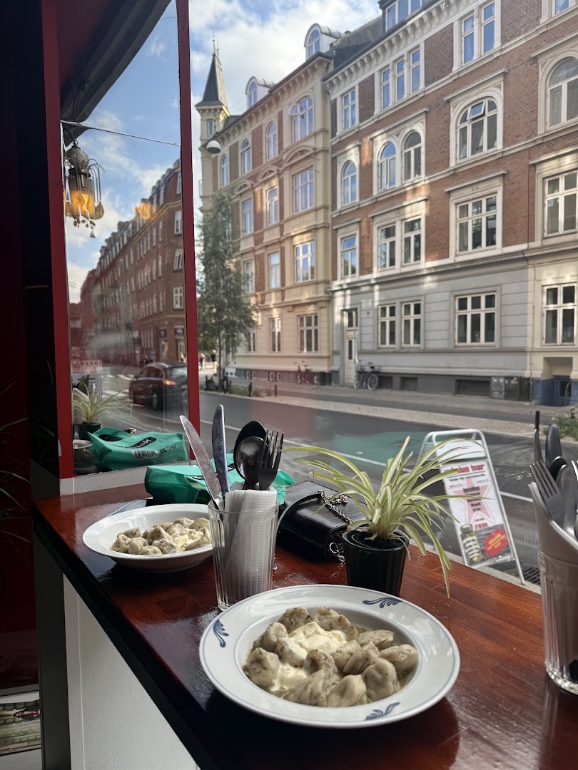 Mleko: appetizing food in restaurant setting