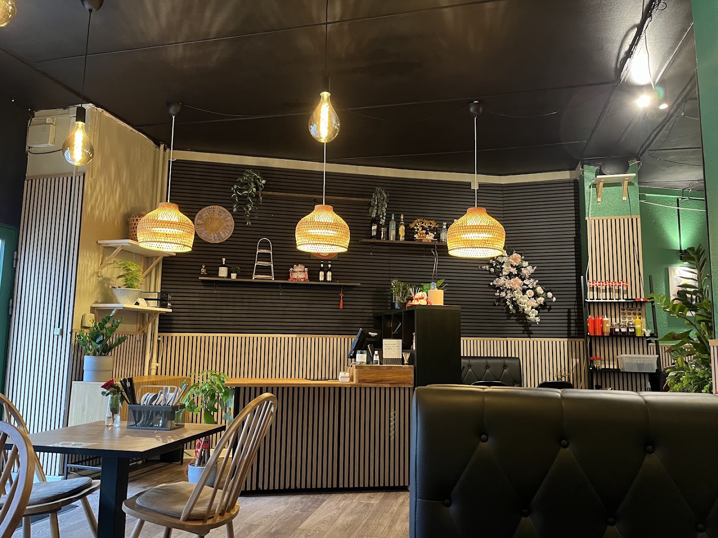 Phở Oishii: clear, inviting restaurant interior shot