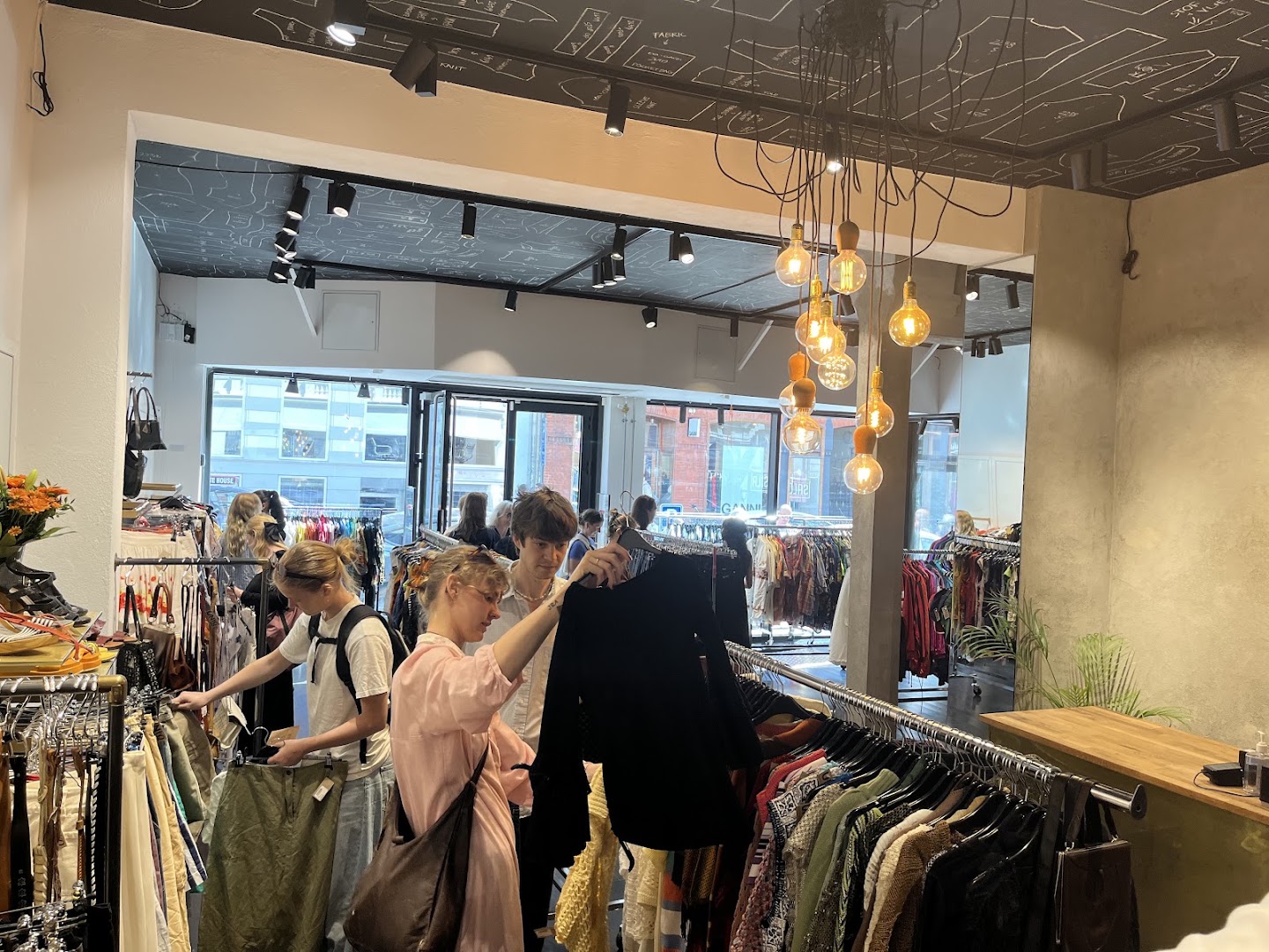 UNIQ Guldsmedgade: clear view of shop interior